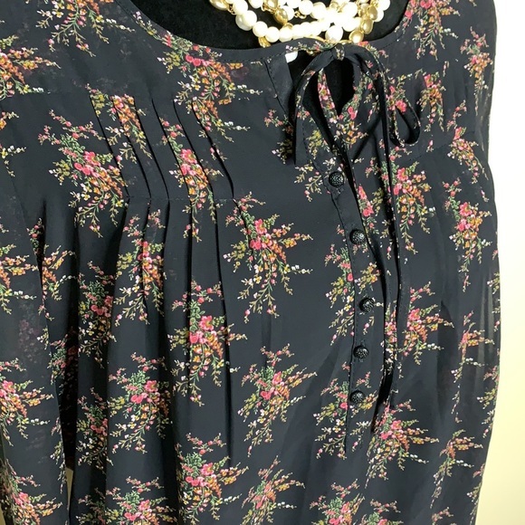 C BRAND Beautiful semi sheer blouse - Picture 2 of 6